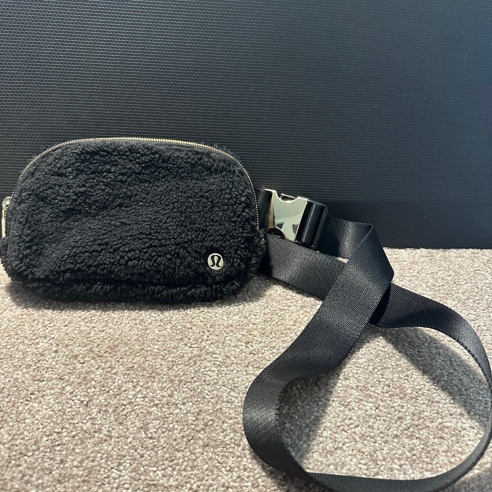 NWOT Lululemon Everywhere Fleece Belt Bag